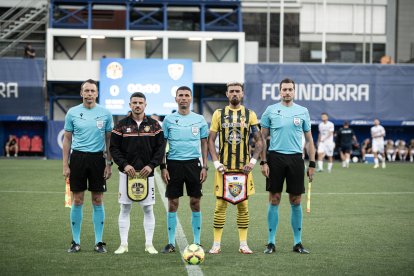 Els capitans i els àrbitres abans del partit