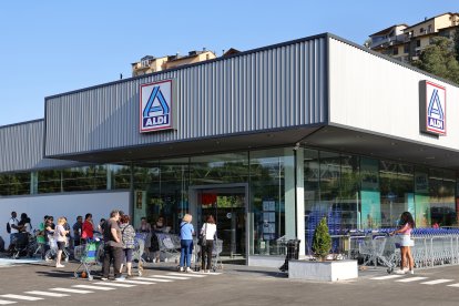 Clients accedint avui al supermercat Aldi de la Seu