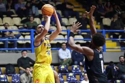 Nikos Chougkaz en un duel de la Champions League del curs passat.