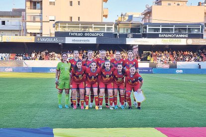 Les jugadores de la selecció abans d’arrencar el partit.