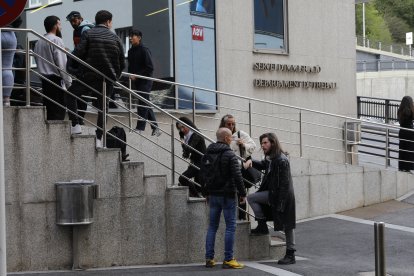 Cues a les portes del servei d’Immigració.