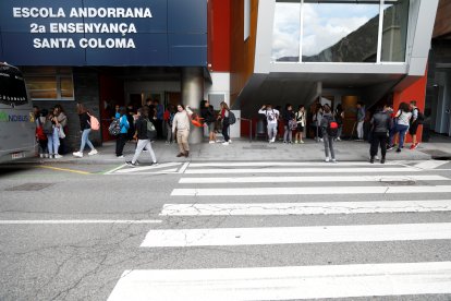 Entrada de l’escola de segona ensenyança de Santa Coloma.