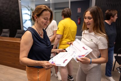 La cònsol amb una de les joves que han finalitzat el programa.