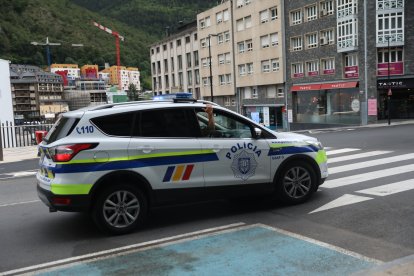 Un vehícle de policía a carrer Prat de la Creu