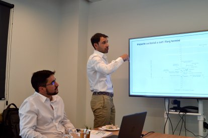 Els experts Pablo Tucat i Jorge Díaz, de peu, durant la presentació a la premsa