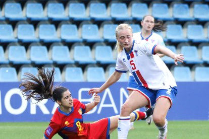 Aitana Colobrans en una acció defensiva.