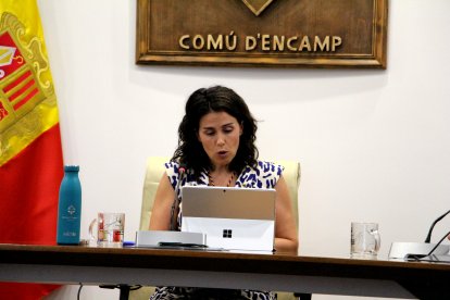 La cònsol major, Laura Mas, durant la sessió de consell.