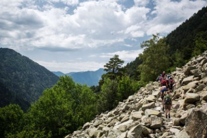 Turistes caminant per la Vall del Madriu.