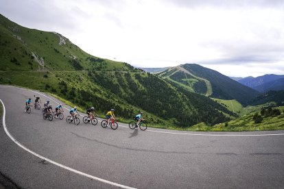 Un grup de ciclistes participant en la 47a edició de la Volta als Ports..