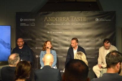 La cònsol major d'Escaldes-Engordany, Rosa Gili; el ministre de Turisme i Comerç, Jordi Torres, i el gerent d'Andorra Turisme, Betim Budzaku, durant la presentació de l'Andorra Taste.