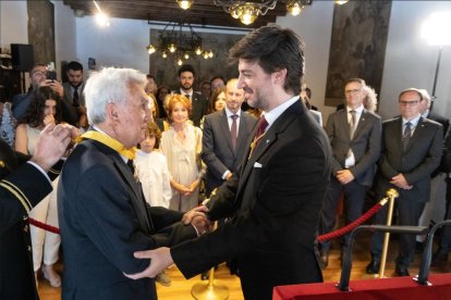 Condecoració de la creu dels Set Braços a l'exsíndic general Francesc Cerqueda i Pascuet