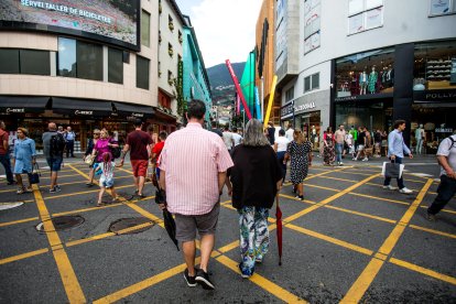 Tursites a l’eix comercial entre Andorra la Vella i Escaldes.