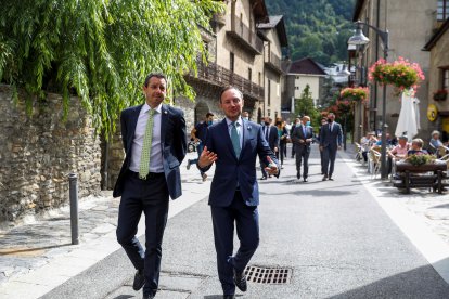 El cap de Govern i un membre de la família Grifols passajant pel carrer major d’Ordino.