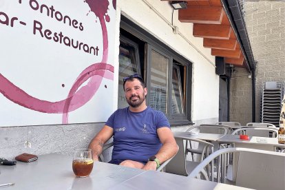 Dani Garcia assegut a la terrassa del Bar Pontones, a Santa Coloma.