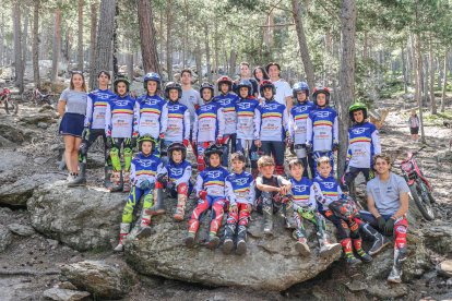 Els joves del Trial Summer Camp amb alguns dels pilots convidats.