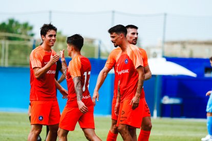 Els jugadors de l’FC Andorra celebren el segon gol, de Juanda Fuentes, ahir.