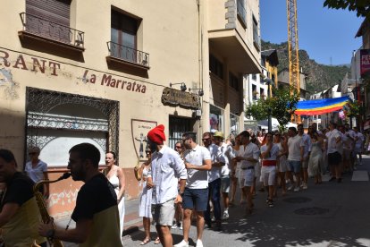 Les parelles durant la tradicional passa de Sant Julià de Lòria.