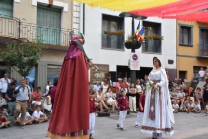 Un instant del Ball dels Gegants i Gegantons de Sant Julià de Lòria amb la Colla de Geganters de la parròquia.