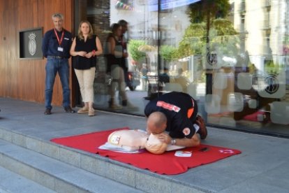 Un moment de la demostració dels desfibril·ladors, amb la presència de la consellera de Gestió de Talent i de Persones, Eva Tadeo i el director de la Creu Roja Andorrana, Jordi Fernández.