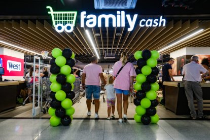 Inauguració del nou supermercat family cash