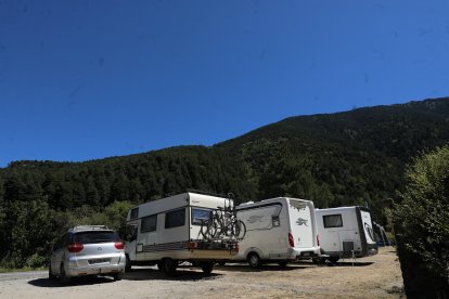 Autocaraves estacionades en un aparcament de muntanya.