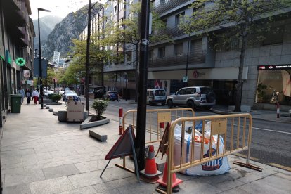 La voravia d’un carrer de la capital.