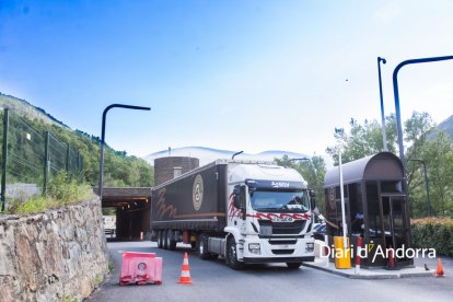 Un camió de mercaderia creua la frontera des d'Espanya.