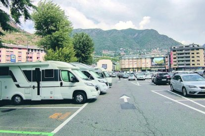 Autocaravanes estacionades a l’aparcament del Parc Central.