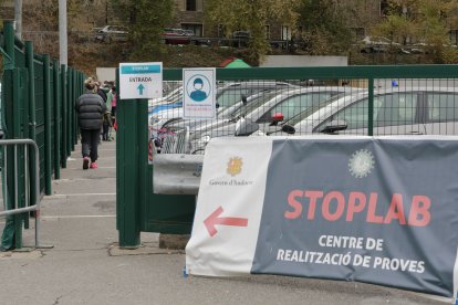 Un dels centres de proves diagnòstiques habilitats durant la pandèmia.
Plaça de braus zona de proves testos TMA i antígens
Cues per pfer-se la prova TMA
Foto: Fernando Galindo