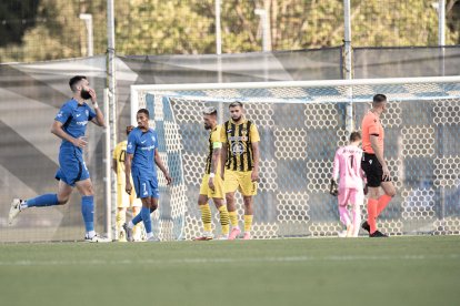 Andrés Mohedano i Christian García es lamenten en un dels gols encaixats, ahir.