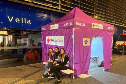 Una carpa del Punt Lila amb 3 noies preparades per a les intervencions.