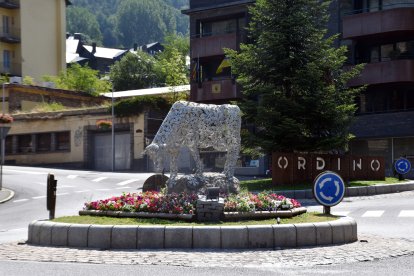 Rotonda embellida amb flors a Ordino