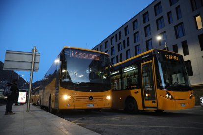 Dos autobusos sortint de l’Estació Nacional.