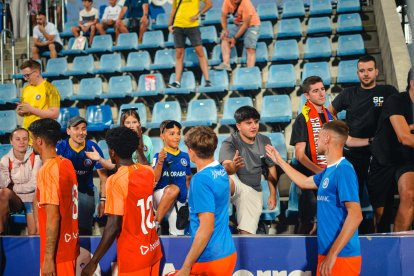 L’afició de l’FC Andorra saluda els jugadors.