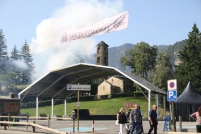 El fum de la traca d'inici de festa major a l'Església de Santa Coloma.