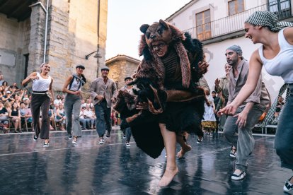 Un moment de la representació de ‘L’última ossa d’Ordino’ al festival català Ésdansa.