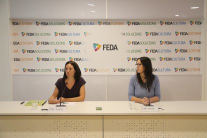 La directora de Sostenibilitat, Comunicació i Clientela de FEDA, Nerea Moreno i la responsable de Sostenibilitat de FEDA, Katia Vilana, durant la presentació del Pla de Sostenibilitat.