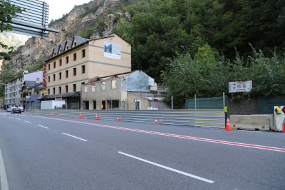 L’edifici i la tanca que ja ocupa un dels carrils de circulació.