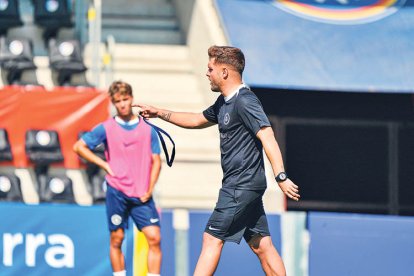 El tècnic tricolor, Ferran Costa, durant una sessió d’entrenament al Nacional.