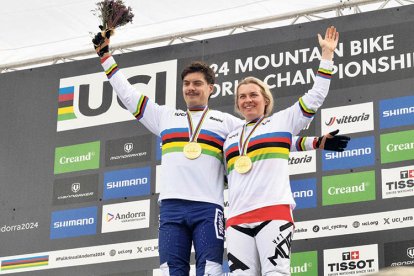 Els campions del Món de descens Valentina Höll i Loris Vergier, ahir al podi de Fontanals.