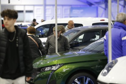 Visitants a l’exposició de vehicles en la darrera Fira de la capital.