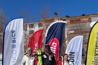 L’esquiadora de la FAE, Carla Mijares, al centre, al podi de l’eslàlom SAC.