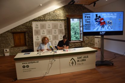 La consellera de Cultura, Teresa Areny, i el director artístic del Festac, Sergi Vallès.