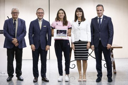 Mònica Doria (a la foto) i Nahuel Carabaña van rebre el reconeixement del Govern.