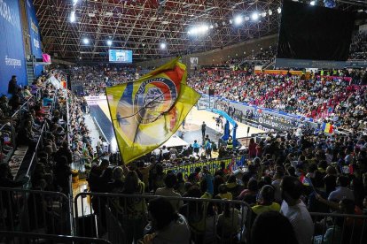 Aficionats tricolors al Poliesportiu en un duel del MoraBanc.