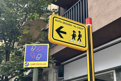 La nova senyalització dels camins escolars a l'avinguda Santa Coloma