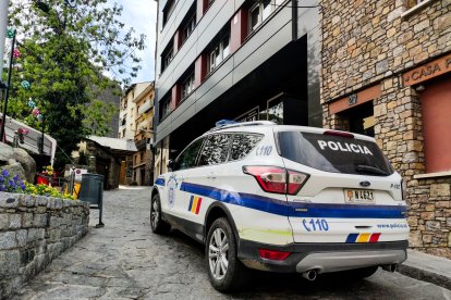 Vehicle policial als carrers del barri antic.