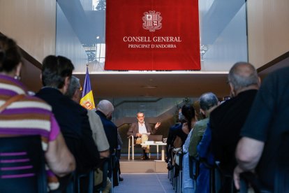 Guillamet en la presentació del llibre al Consell General.