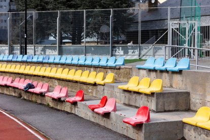 L'estat de les graderies de l'Estadi Comunal