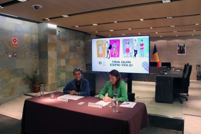 La cònsol major d'Ordino, Maria del Mar Coma, i la consellera Comunicació, Sistemes d'Informació, Participació Ciutadana, Associacionisme i GdH, Meritxell Rabadà, durant la revelació dels resultats del procés participatiu 'Tria quin espai vols!'.